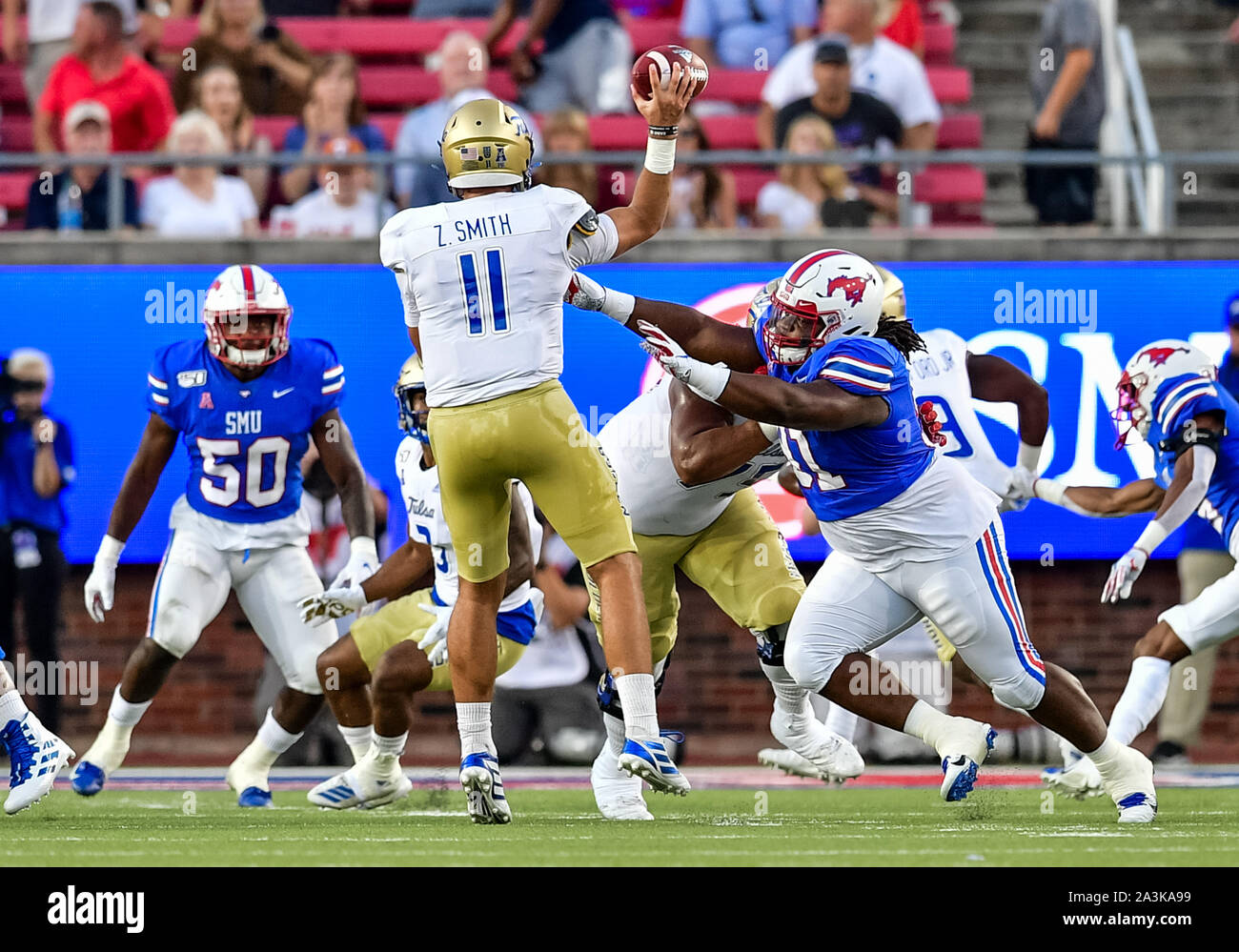 Tulsa Golden uragano quarterback Zach Smith (11) passa downfield come Southern Methodist Mustangs cornerback Chevin Calloway (11) chiude in durante un NCAA Football gioco tra il Tulsa Golden uragani e SMU Mustangs a Gerald Ford J. Stadium di Dallas, Texas, Ottobre 5th, 2019.(Manny Flores/Cal Sport Media) Foto Stock