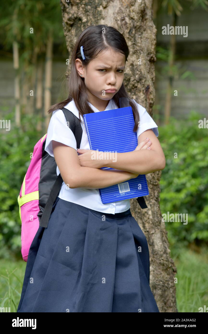 Testardo carino bambino asiatico una studentessa che indossano uniformi scolastiche con i notebook Foto Stock