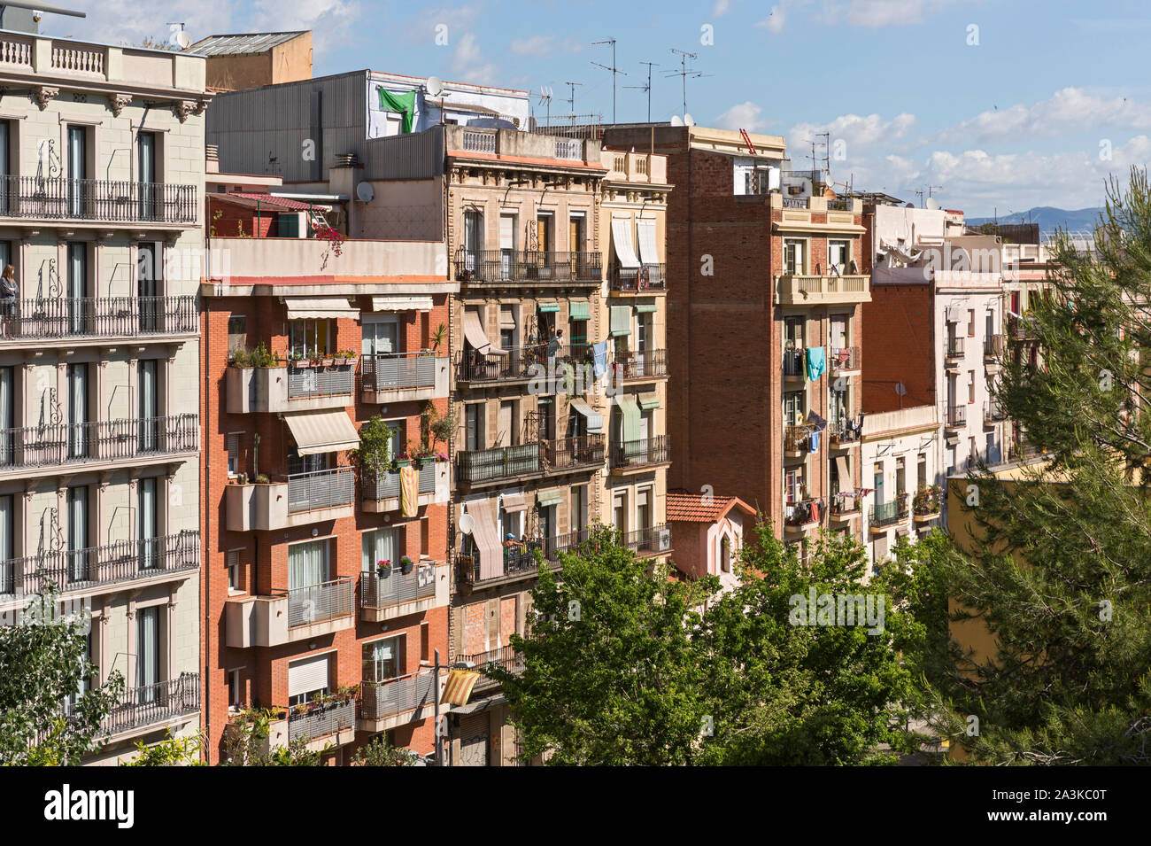 Barcellona; Carrer Cabanes, Wohnhausfassaden Foto Stock