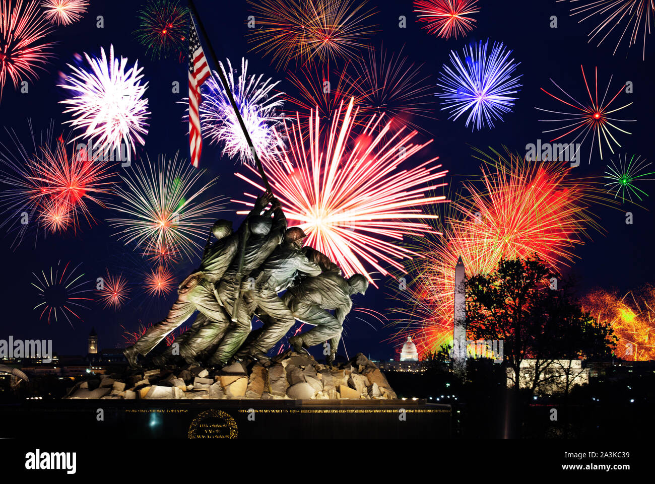 Fuochi d'artificio e Marine Corps War Memorial in c.c. Foto Stock