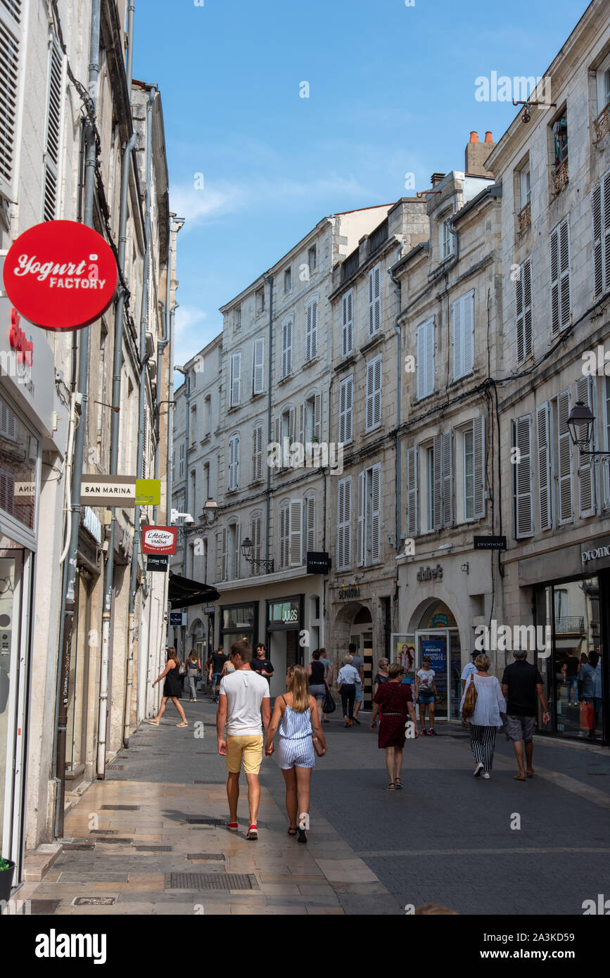 Architettura di pietra calcarea nella città vecchia di La Rochelle Foto Stock