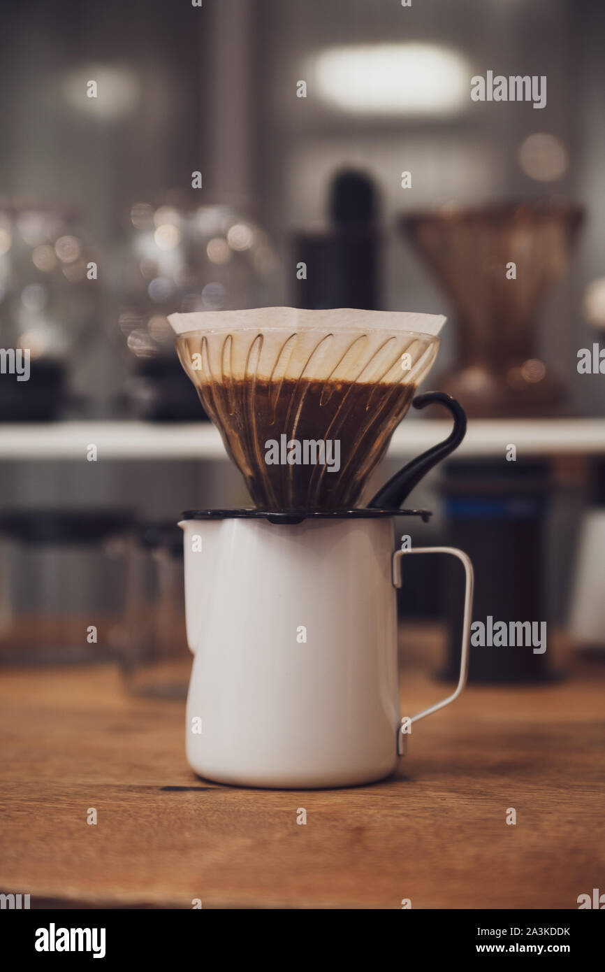 Caffè alternativi. Imbuto con filtro e caffè sulla brocca Foto Stock