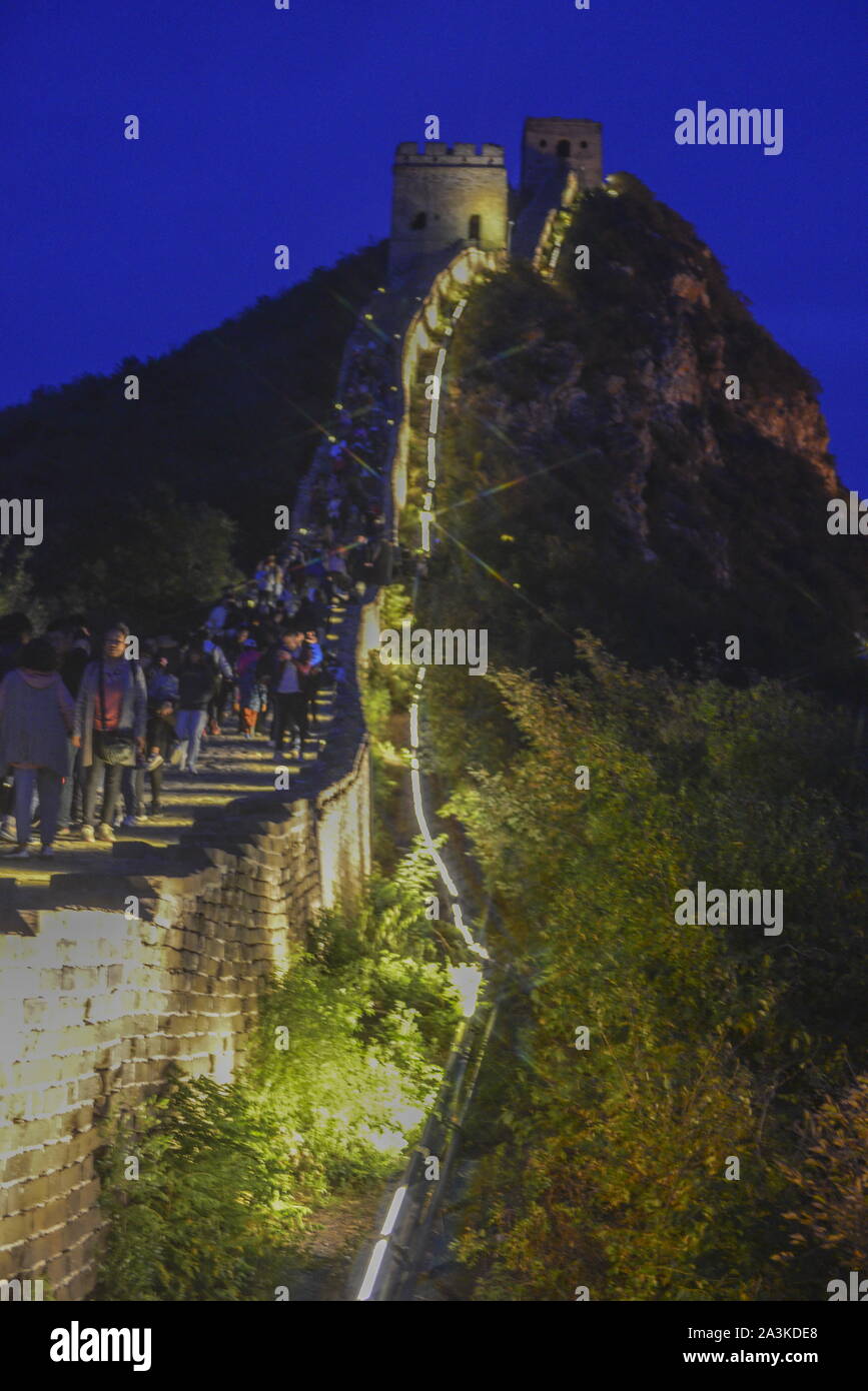 Il 9 ottobre 2019, Beijing, Pechino, Cina: BeijingÃ¯Â¼Å"CINA-una visita notturna a Simatai Great Wall in città Gubeishui, Pechino, 6 ott. 2019.La parete della Grande Muraglia Simatai è costruito secondo la scoscesa montagna ed è famosa per la sua stranezza, peculiarità e pericolo.Il serbatoio simatai divide il grande muro in le sezioni est e ovest.Nella sezione orientale, ci sono 16 ''edifici di bellezza'' e 18 ''hero ceneri degli edifici di credito (Immagine: © SIPA Asia via ZUMA filo) Foto Stock