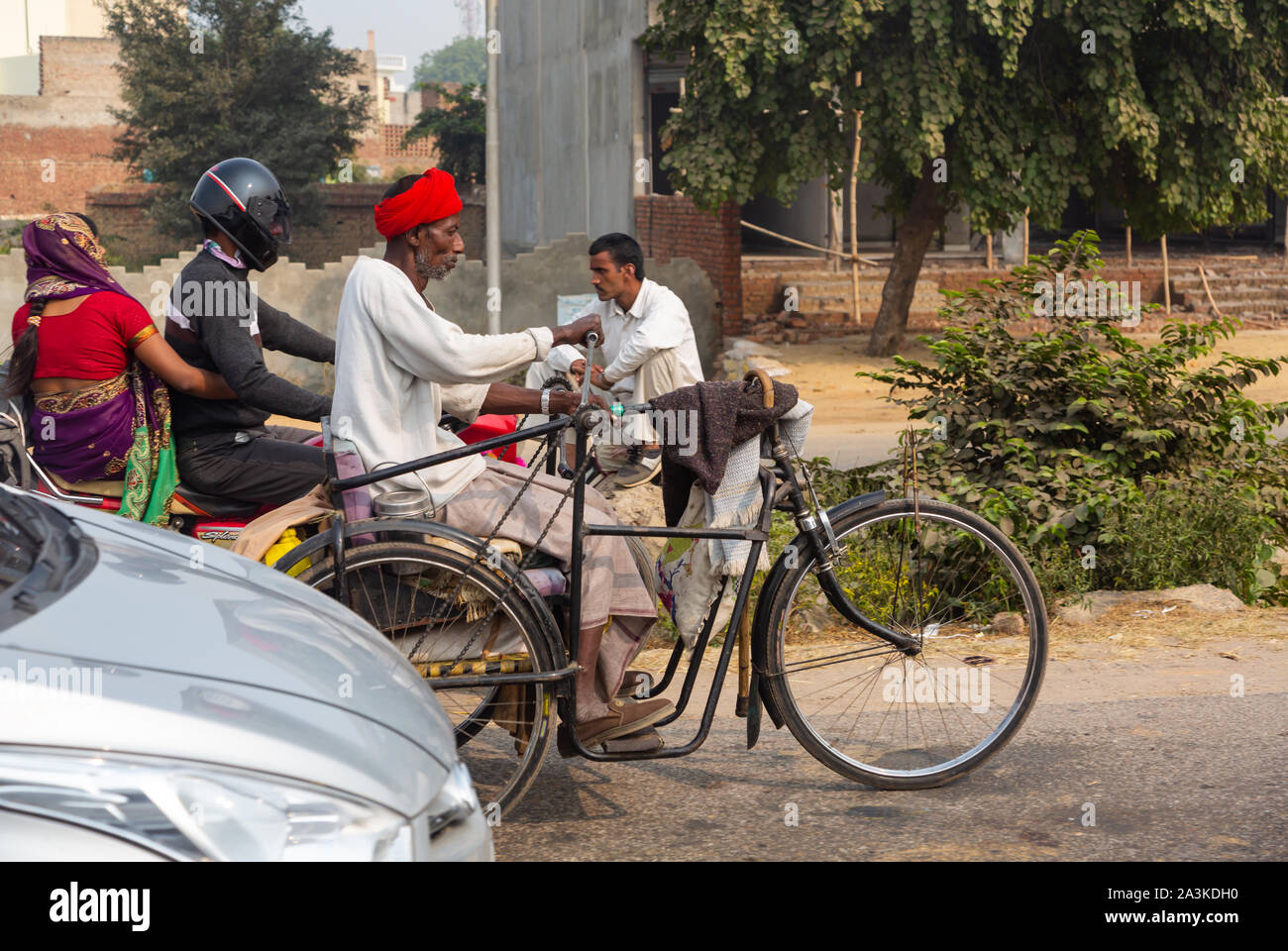 Traffico e persone a Delhi Foto Stock