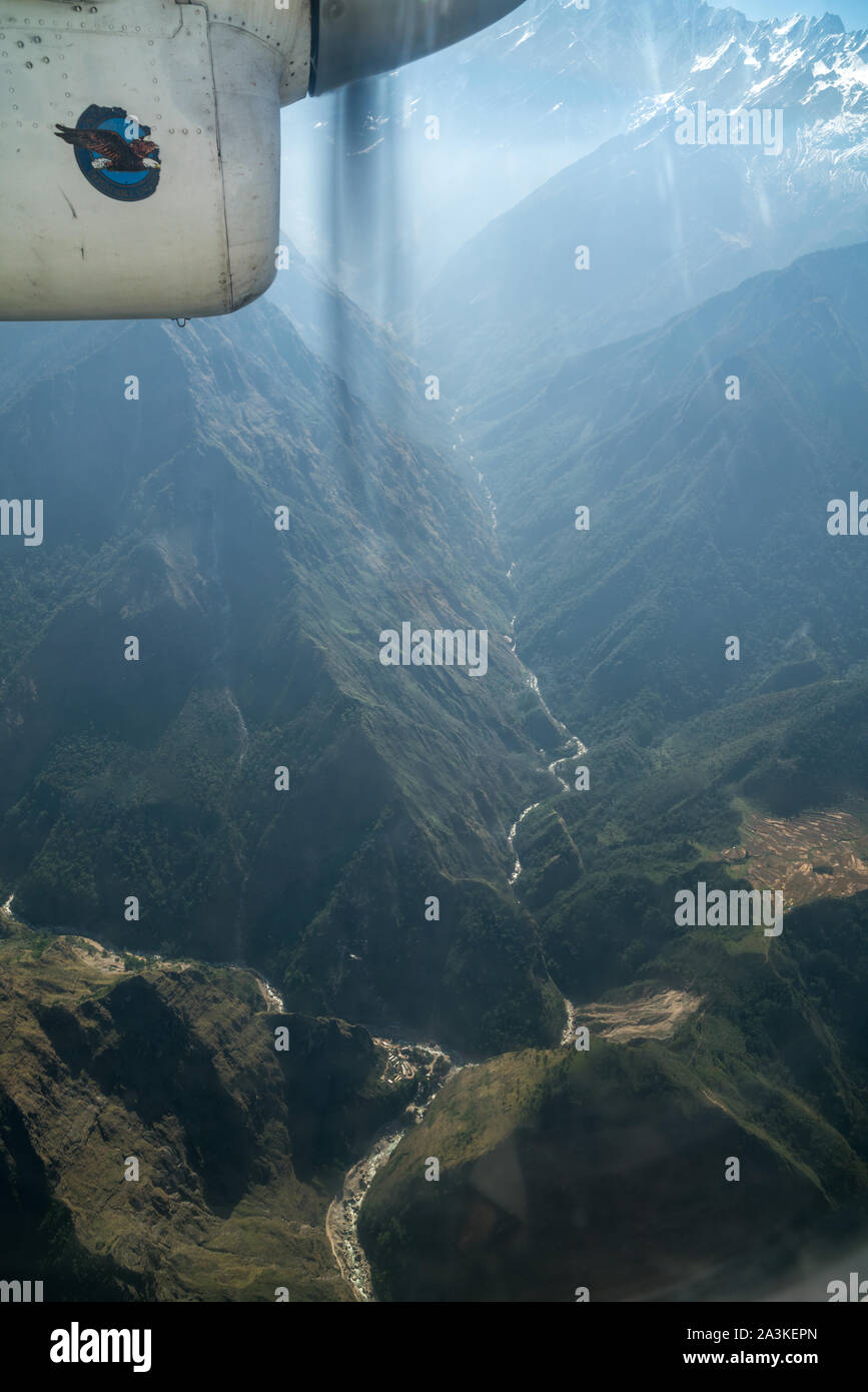 A bordo della tara dell aria DHC-6 Twin Otter sul volo da Jomsom a Pokhara, Nepal Foto Stock