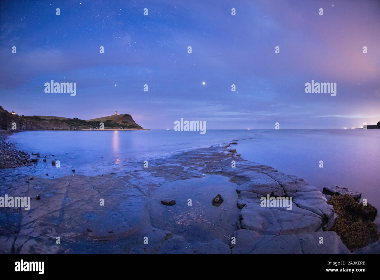 Giove (centro) e Saturno (centro sinistra) nel cielo notturno su Kimmerridge Bay, Jurassic Coast, Dorset, England, Regno Unito Foto Stock