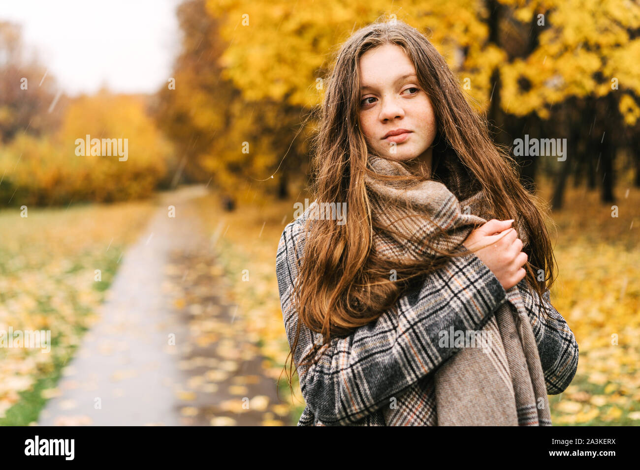 Red-headed freckled ragazza in Giallo autunno park. Foto Stock