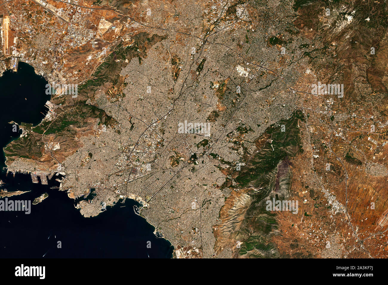Atene, capitale della Grecia, visto dallo spazio - contiene modificati Sentinella di Copernico dati (2019) Foto Stock