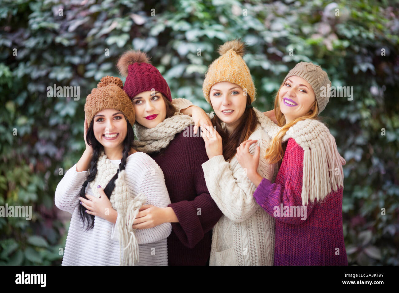 Le donne migliori amici sorridente e a piedi la città. All'aperto lifestyle moda ritratto. Emozioni positive. Foto Stock