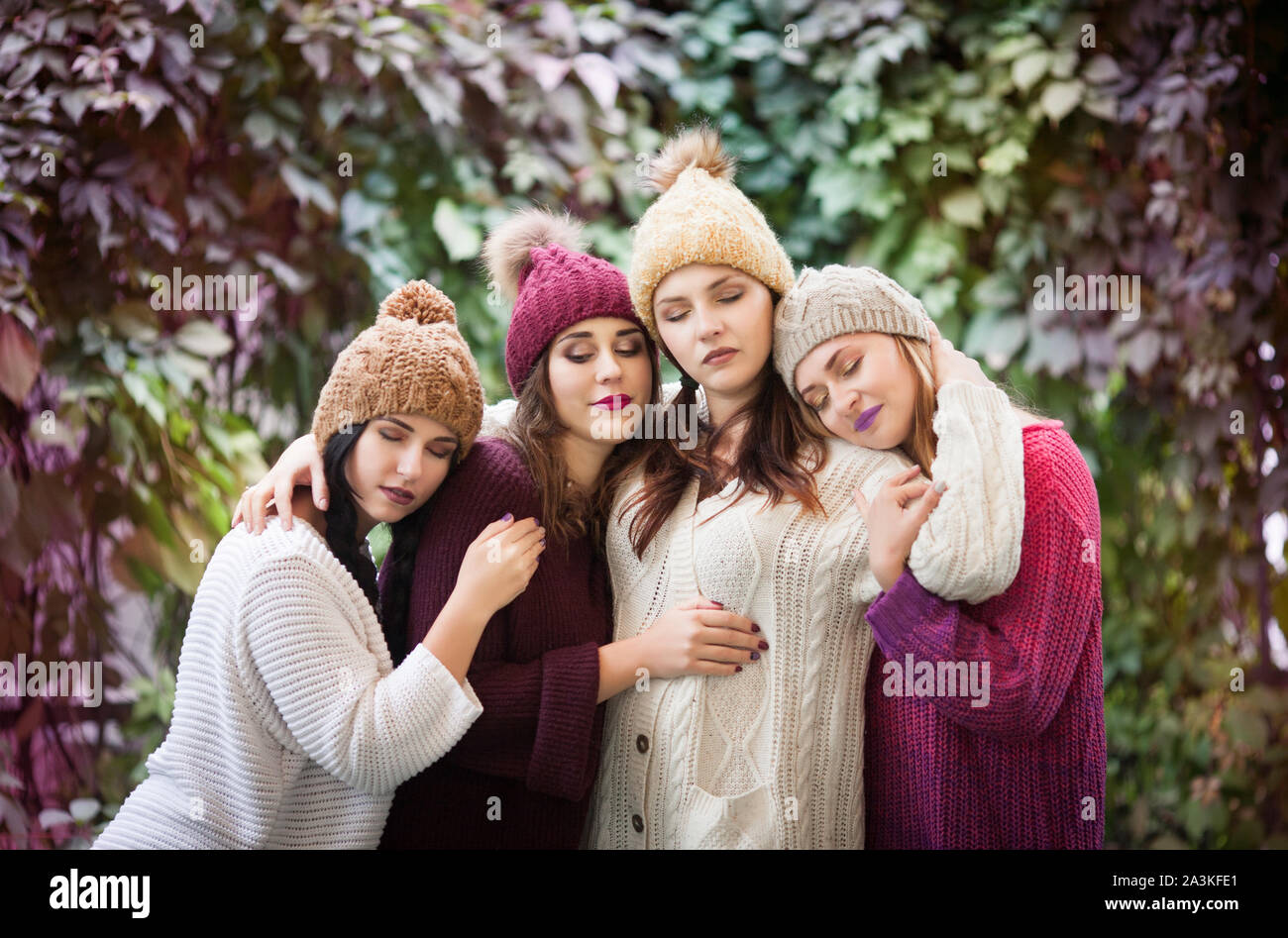 Le donne migliori amici abbraccio nell'autunno del parco. All'aperto lifestyle moda ritratto. Emozioni positive. Foto Stock