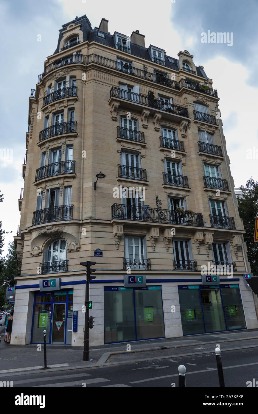 Un edificio residenziale con l'ufficio della banca al piano terra, rue Vergniaud, Parigi Foto Stock