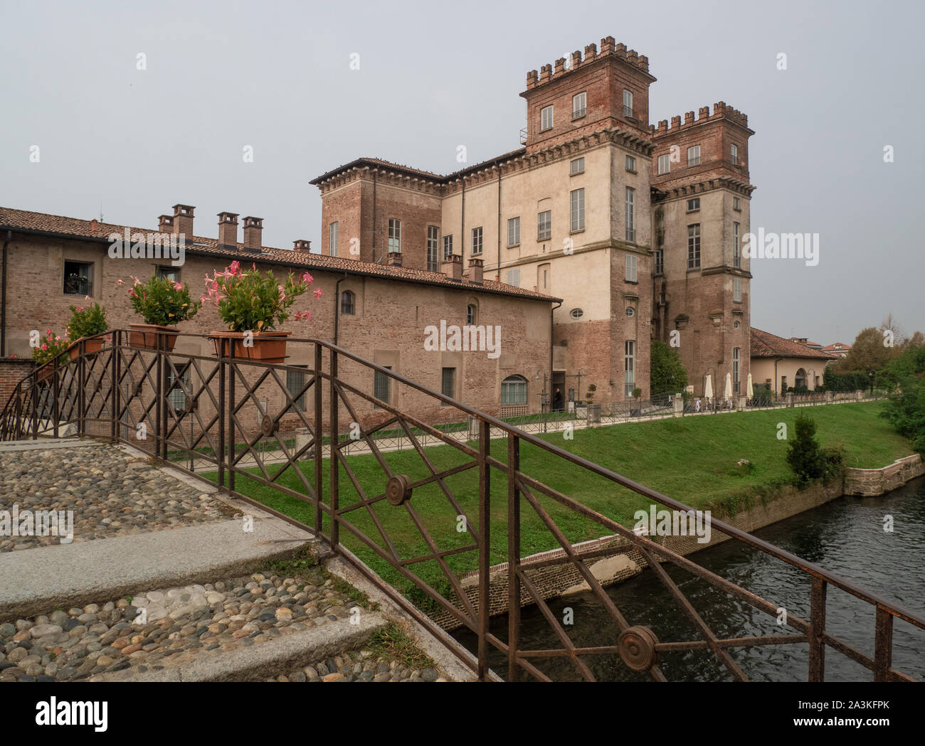 Palazzo del Parco del Ticino con torri merlate, costruito all'inizio del XVIII secolo, attualmente ospita la biblioteca comunale.lombardia, italia Foto Stock