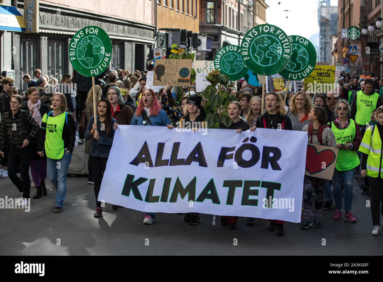 Il clima degli studenti manifestanti di Stoccolma ha ispirato da Greta Thunberg partecipare a 'Venerdì per il futuro " dimostrazione attraverso la città capitale, Svezia Foto Stock