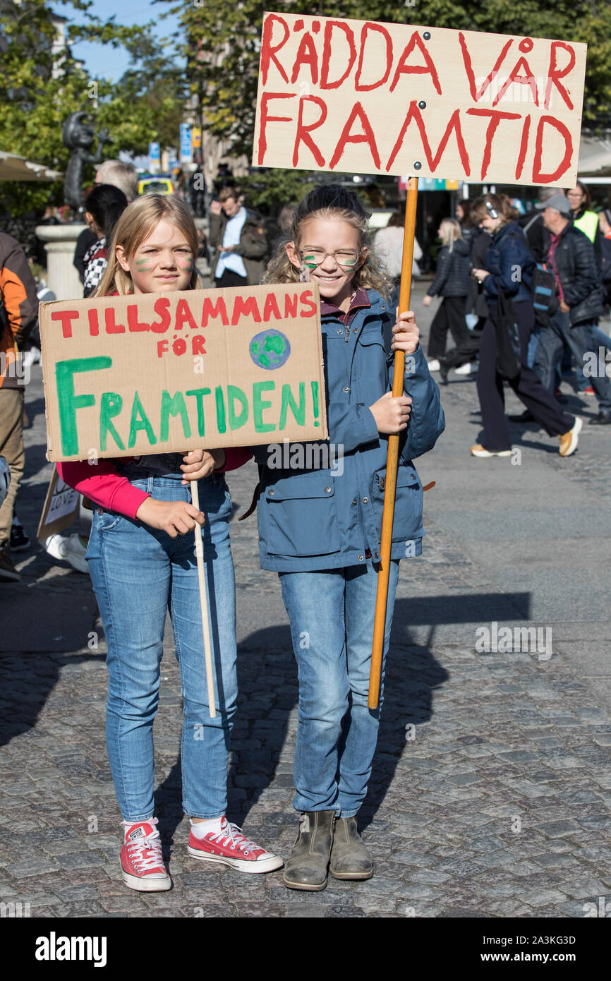 Il clima degli studenti manifestanti di Stoccolma ha ispirato da Greta Thunberg partecipare a 'Venerdì per il futuro " dimostrazione attraverso la città capitale, Svezia Foto Stock