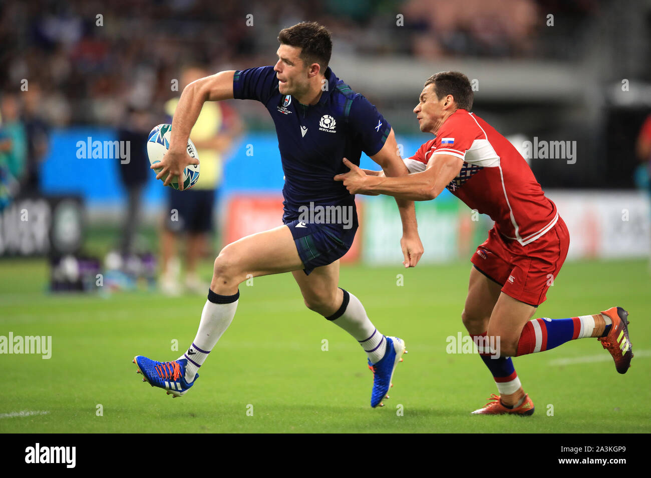 Della Scozia Kinghorn Blair (sinistra) in azione durante il 2019 Coppa del Mondo di Rugby Pool una partita a Shizuoka Stadium Ecopa, Prefettura di Shizuoka. Foto Stock