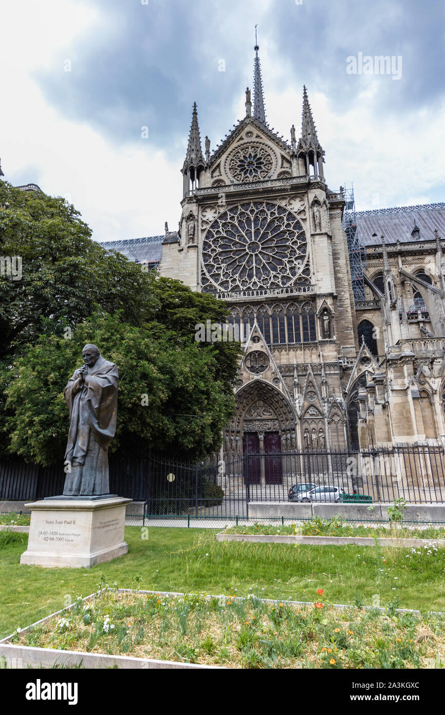 Il Notre Dame de Paris Cathedral e il monumento a Papa Giovanni Paolo II Foto Stock