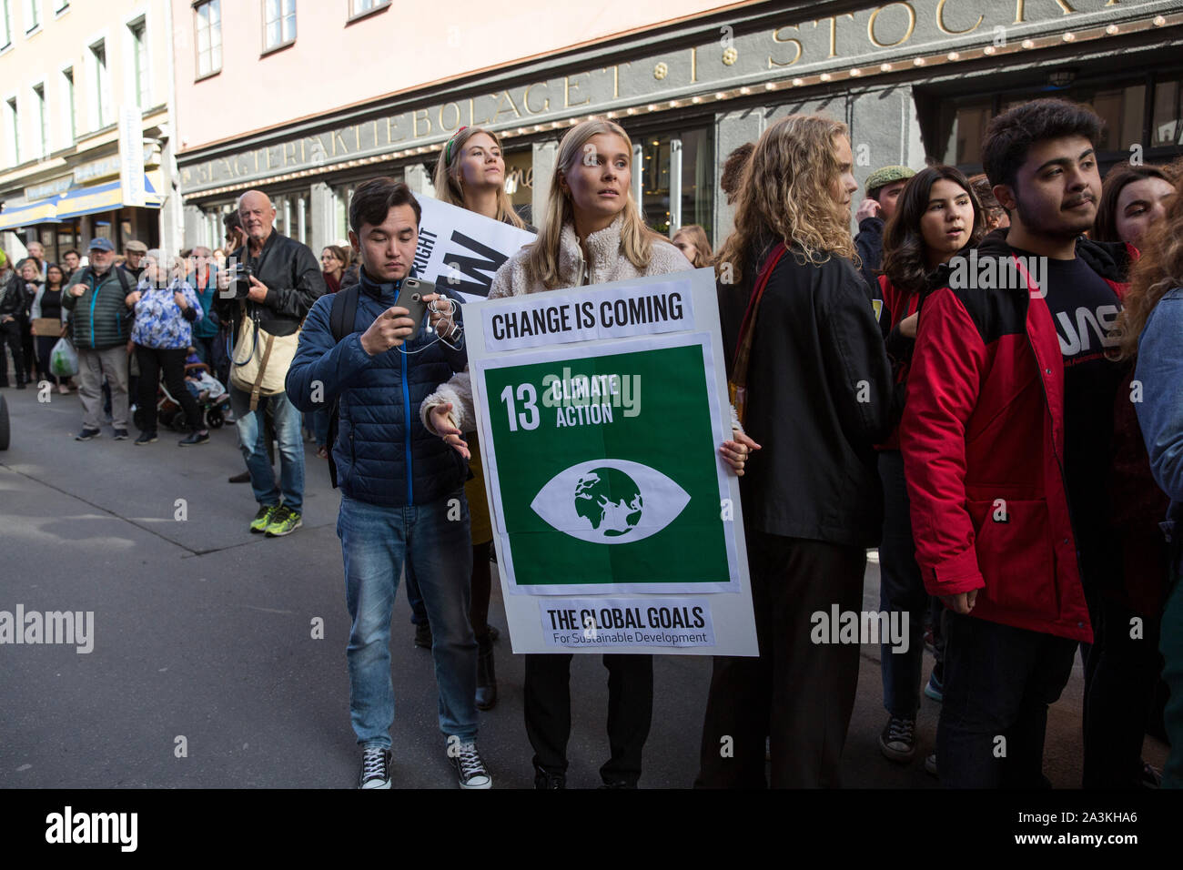 Il clima degli studenti manifestanti di Stoccolma ha ispirato da Greta Thunberg partecipare a 'Venerdì per il futuro " dimostrazione attraverso la città capitale, Svezia Foto Stock