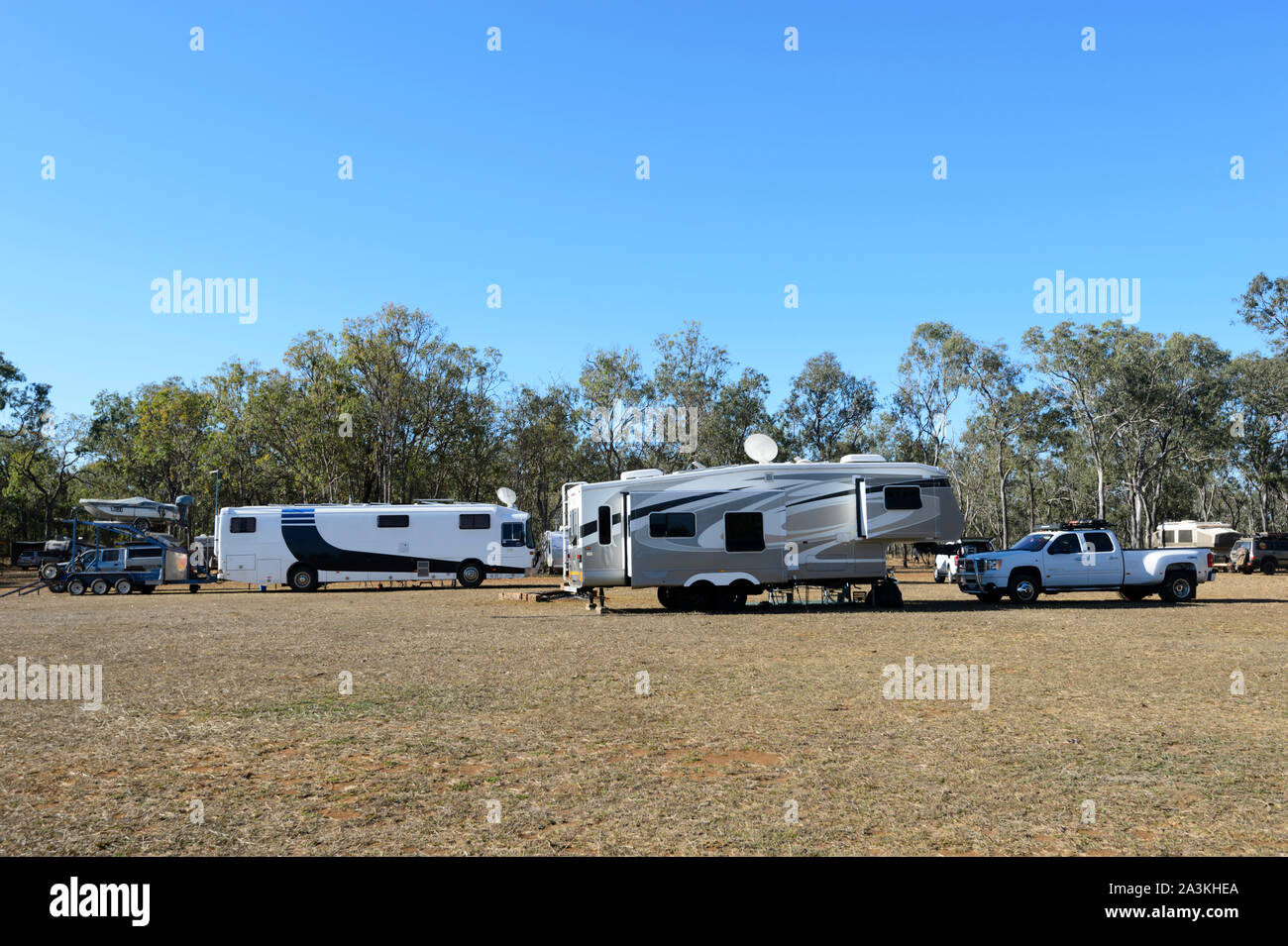 Big Rig: un quinto Wheeler e un bus convertito in un camper, Mareeba Aeroporto, Queensland, QLD, Australia Foto Stock