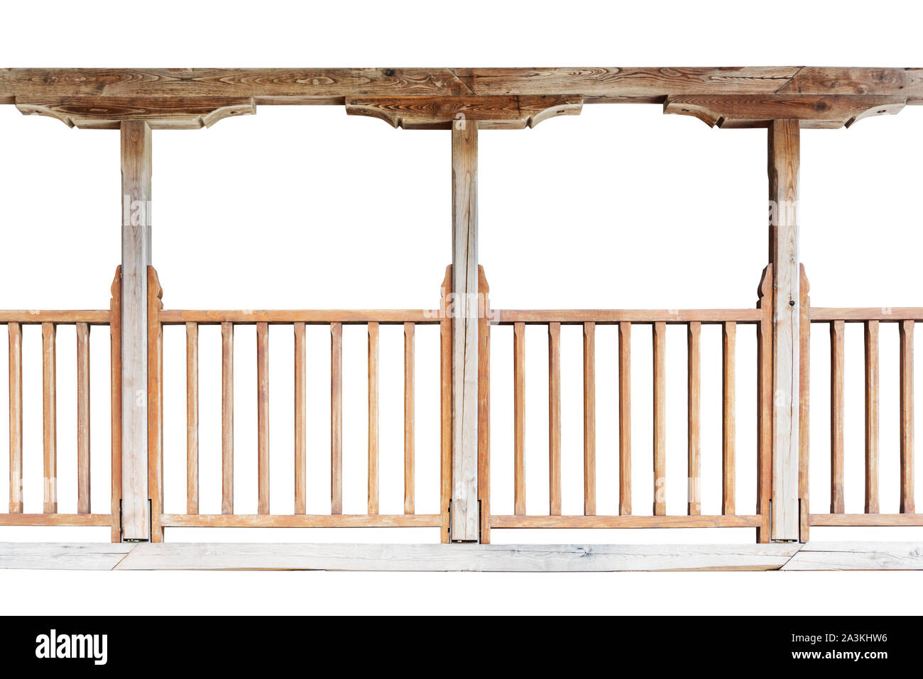 Una ringhiera in legno di un balcone con colonne di legno isolato su sfondo bianco Foto Stock