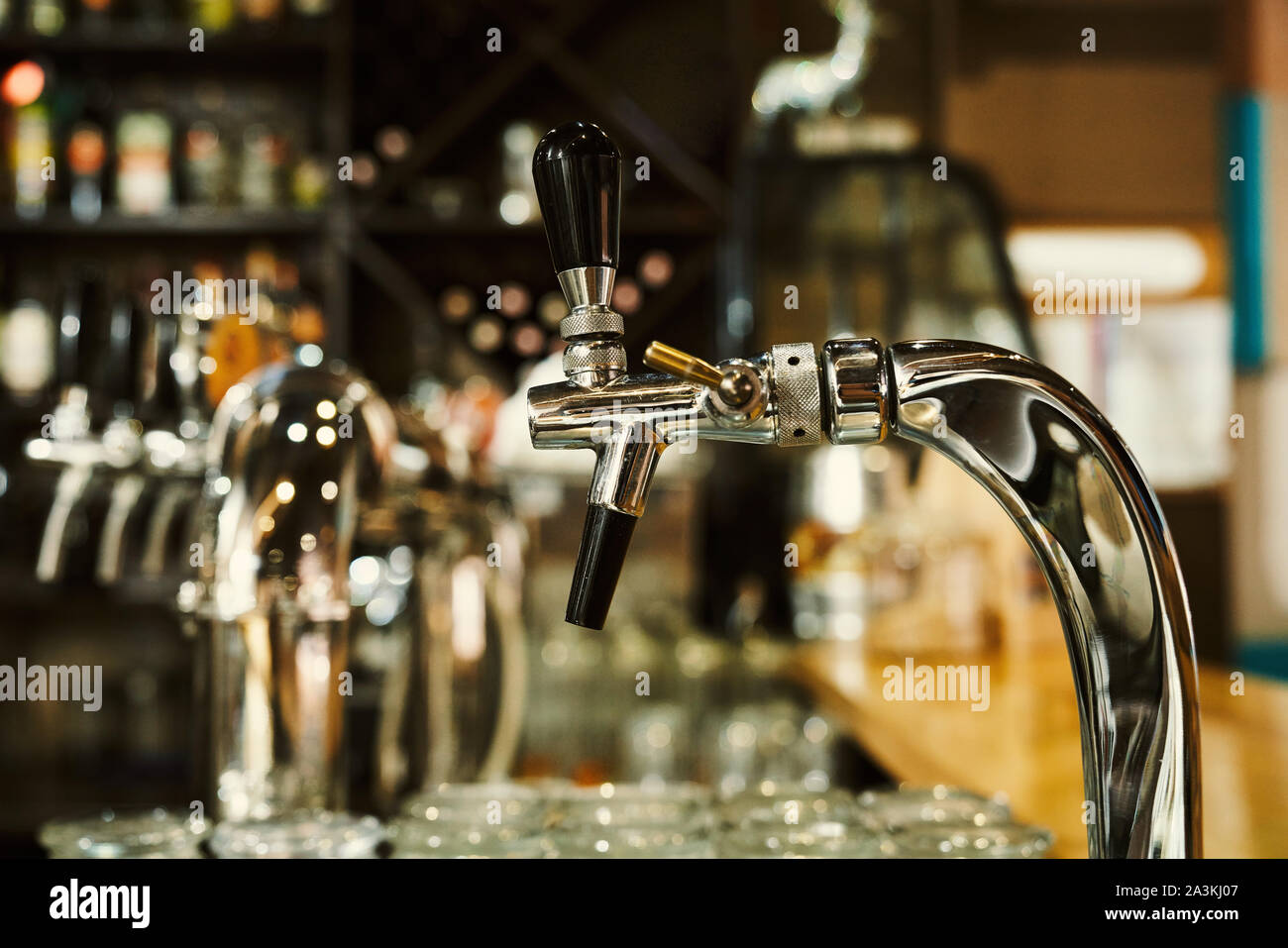 Close up di birra metallico rubinetti a banco bar. Concetto moderno bar,  birreria attrezzature Foto stock - Alamy