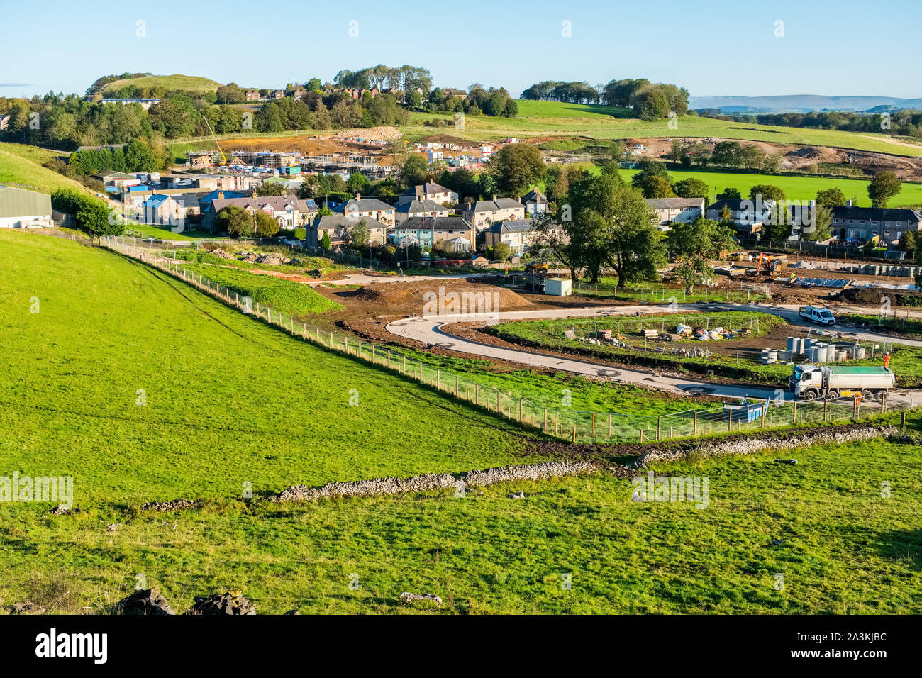 Nuovo sviluppo di alloggiamento essendo costruito su un campo verde sul sito alla periferia di Buxton, Derbyshire, Regno Unito Foto Stock