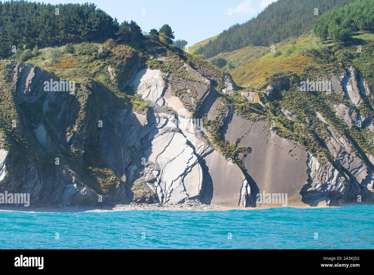 Le scogliere di flysch in Zumaia, parte della costa basca geoparco UNESCO nei Paesi baschi Spagna settentrionale Foto Stock