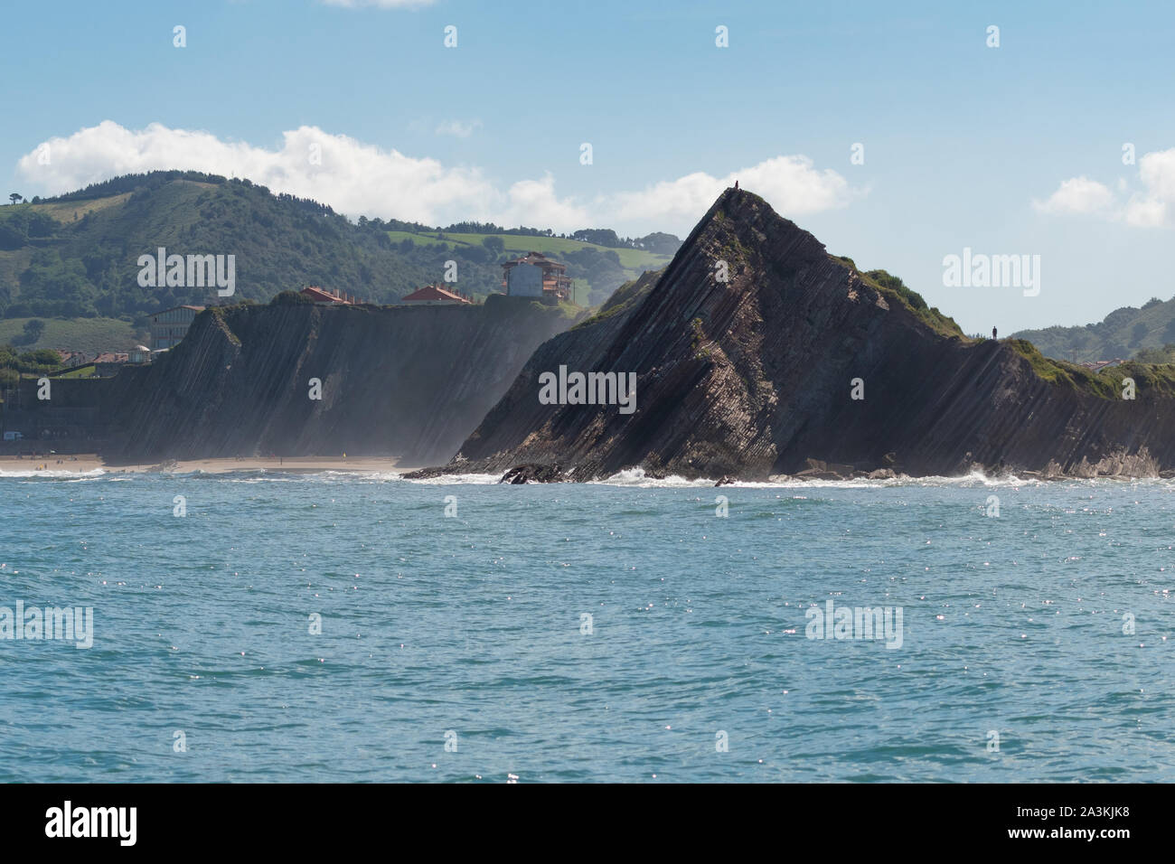 Le scogliere di flysch in Zumaia, parte della costa basca geoparco UNESCO nei Paesi baschi Spagna settentrionale Foto Stock