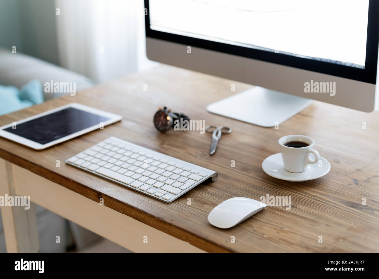 Immagine della moderna scrivania da ufficio con i dispositivi Foto Stock