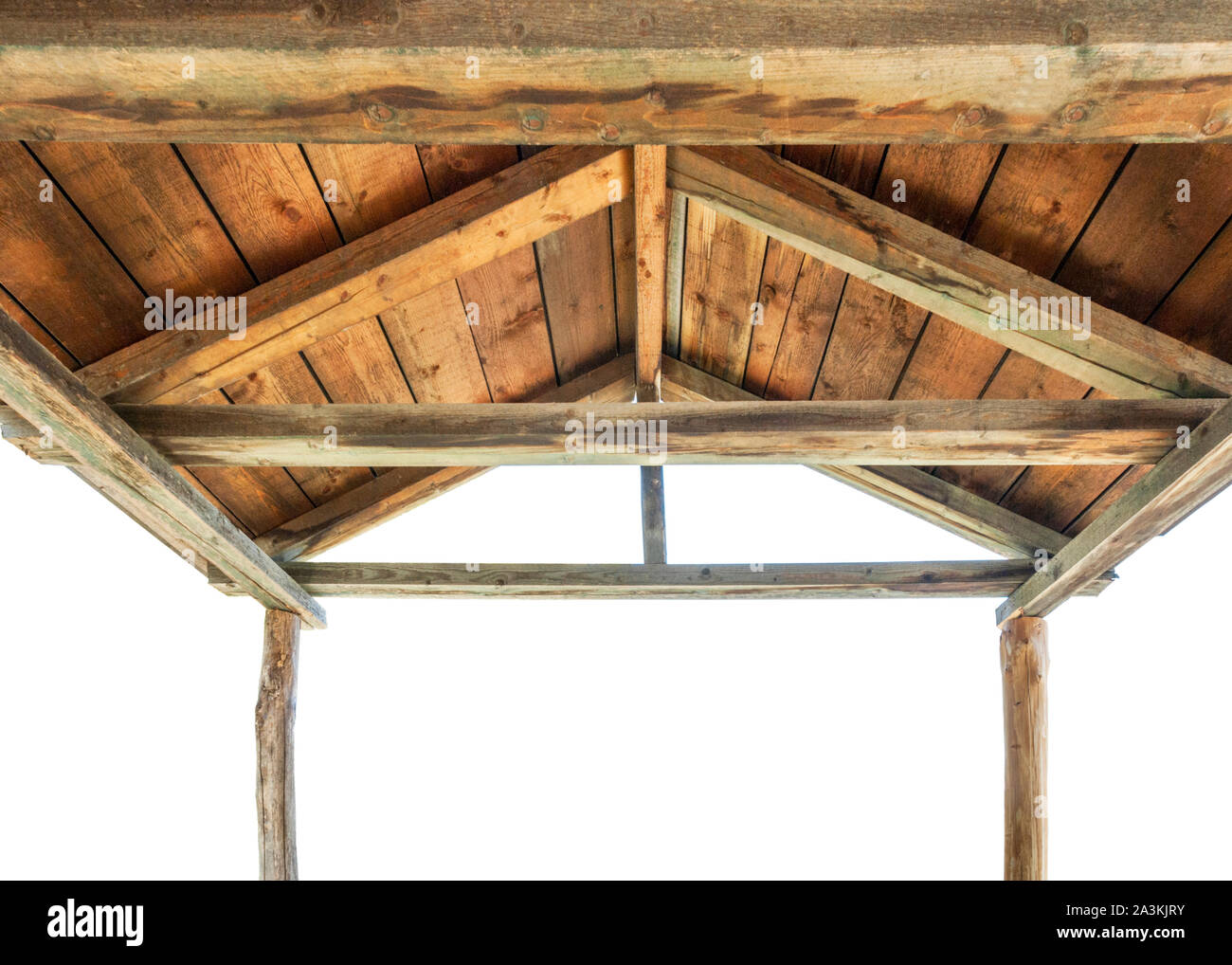 Sul lato interno di una tettoia in legno del tetto è isolato su sfondo bianco Foto Stock