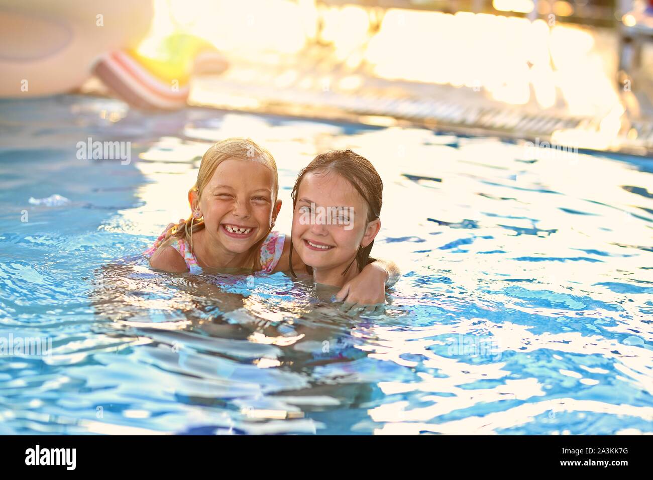 Gli amici presso la piscina divertirsi in una giornata di sole Foto Stock