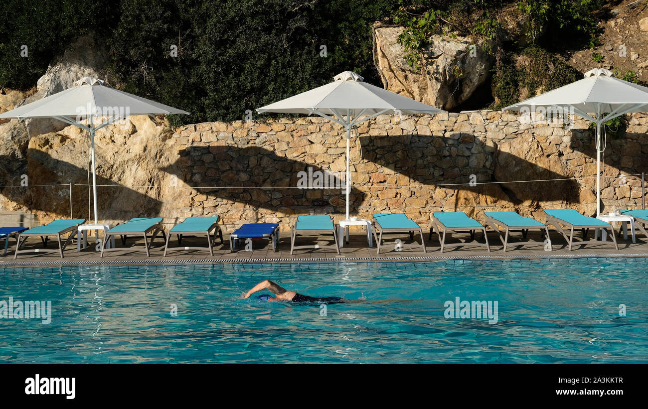 Il primo nuotatore del giorno in un hotel piscina Foto Stock