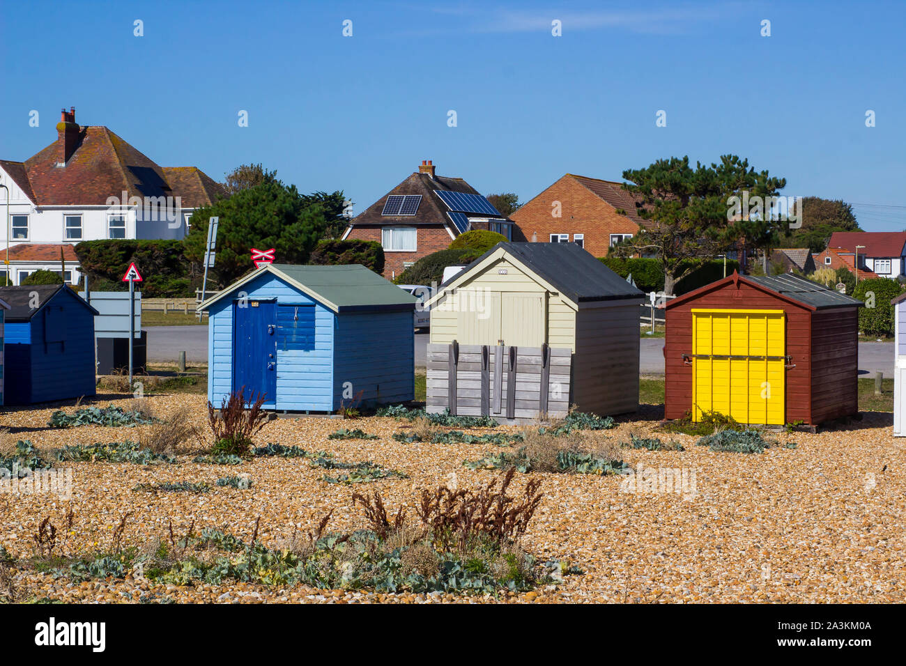 19 settembre 2019 la famiglia tradizionale Cabine mare affiancata la mia spiaggia selvaggia piante a Hayling Island Beach sulla costa sud dell'Inghilterra Foto Stock