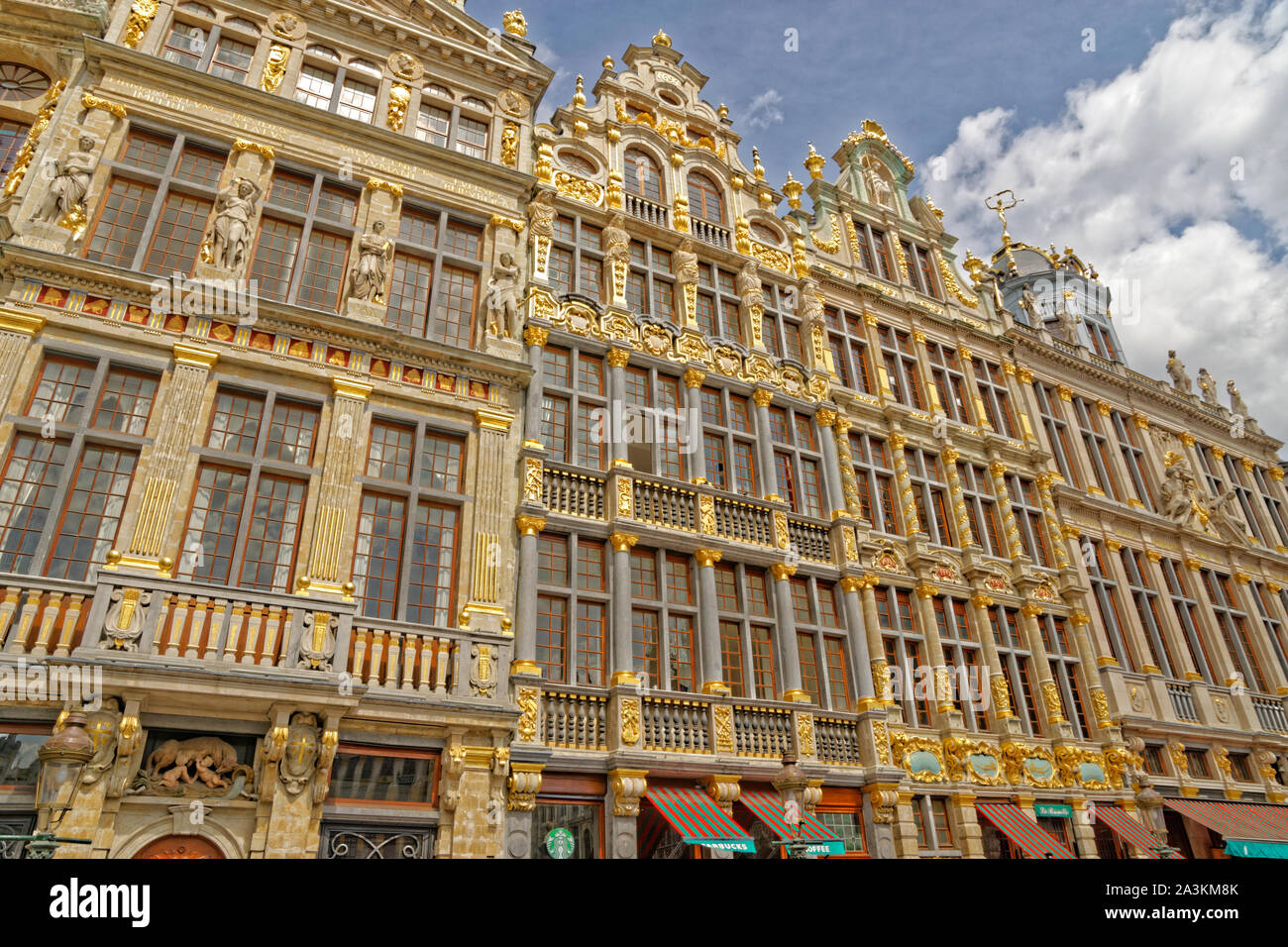 Ornati edifici dorati nella Grande Place di Bruxelles, Belgio. Foto Stock