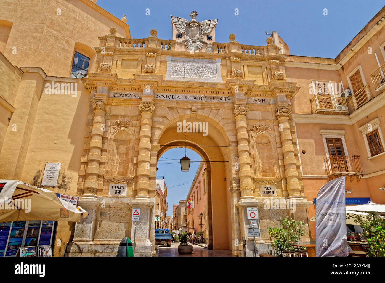 Porta Garibaldi arch a Marsala in Sicilia, Italia. Foto Stock