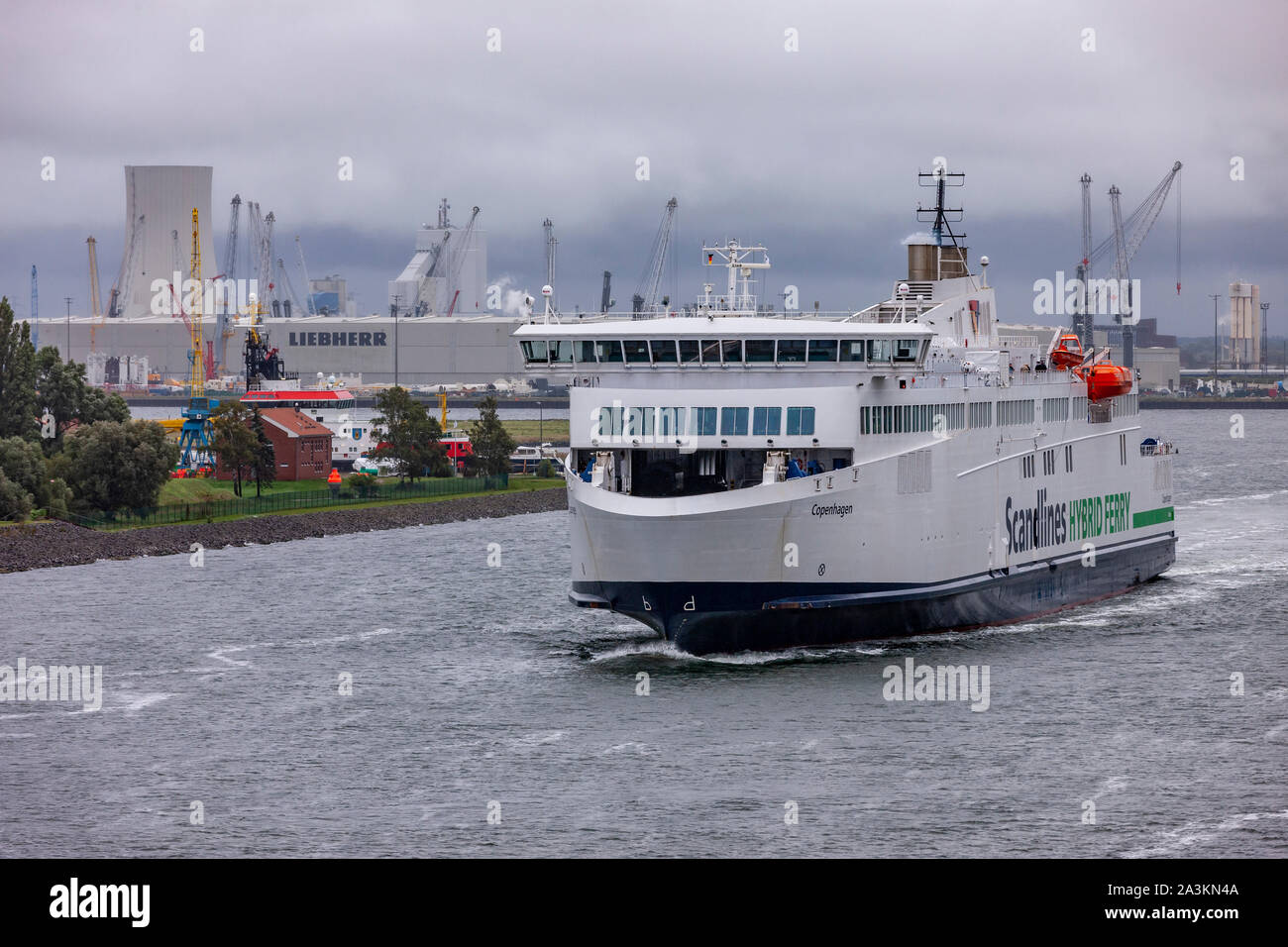 Scandlines Hybrid Traghetto in uscita dal porto di Warnemunde, Germania. Foto Stock