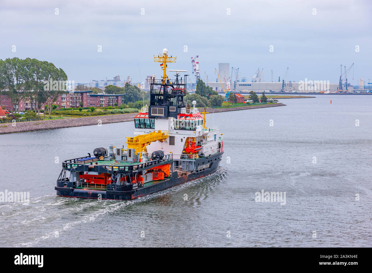 Nave tedesca Arkona, un inquinamento natante di controllo parte di Kustenwache che è una associazione di varie agenzie federali, la nave sta entrando Warmemunde Foto Stock