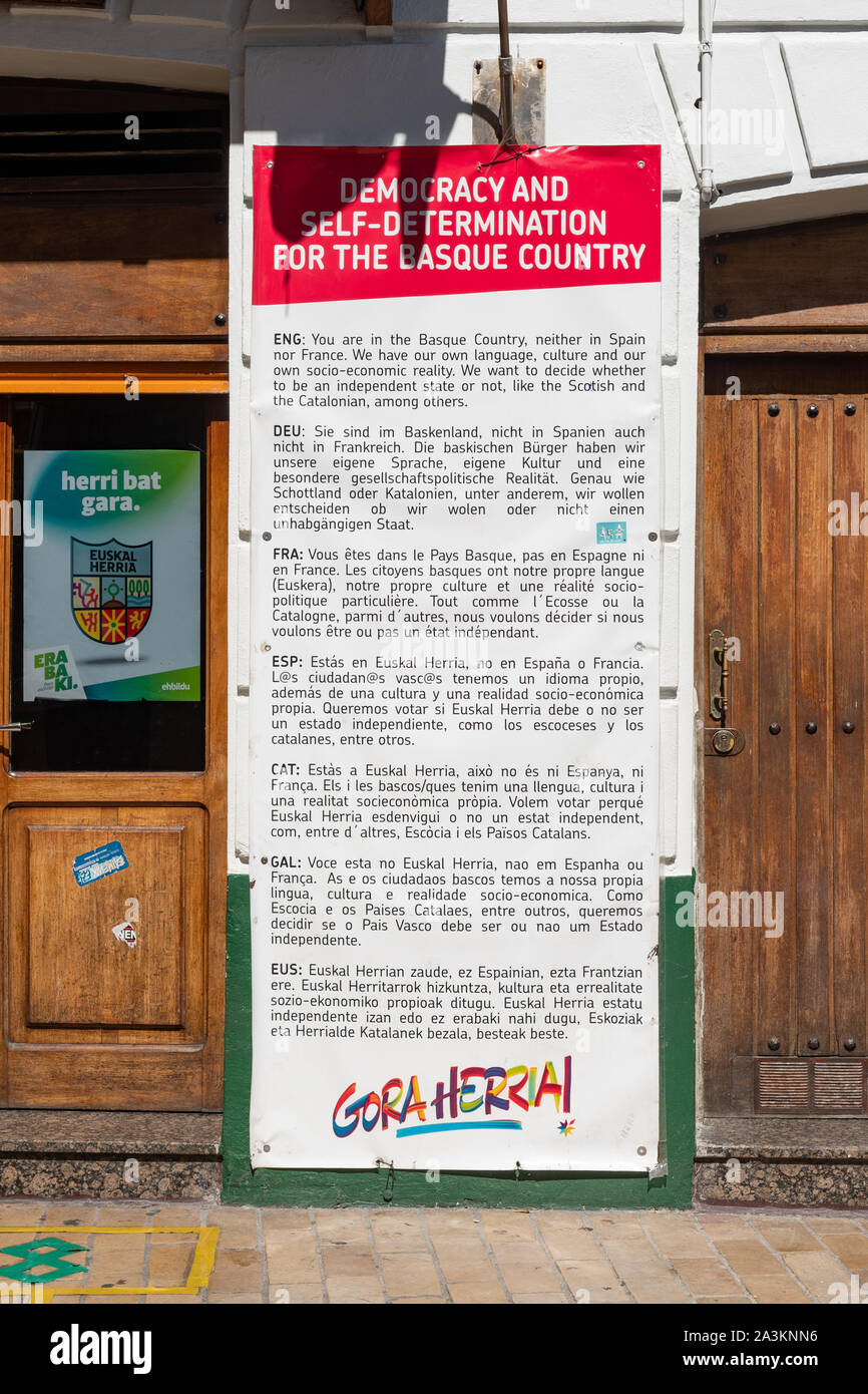 Indipendenza basco - "Siete nel Paese Basco né in Spagna né Francia " banner in diverse lingue al di fuori dei bar in Zumaia, Paese Basco, Foto Stock