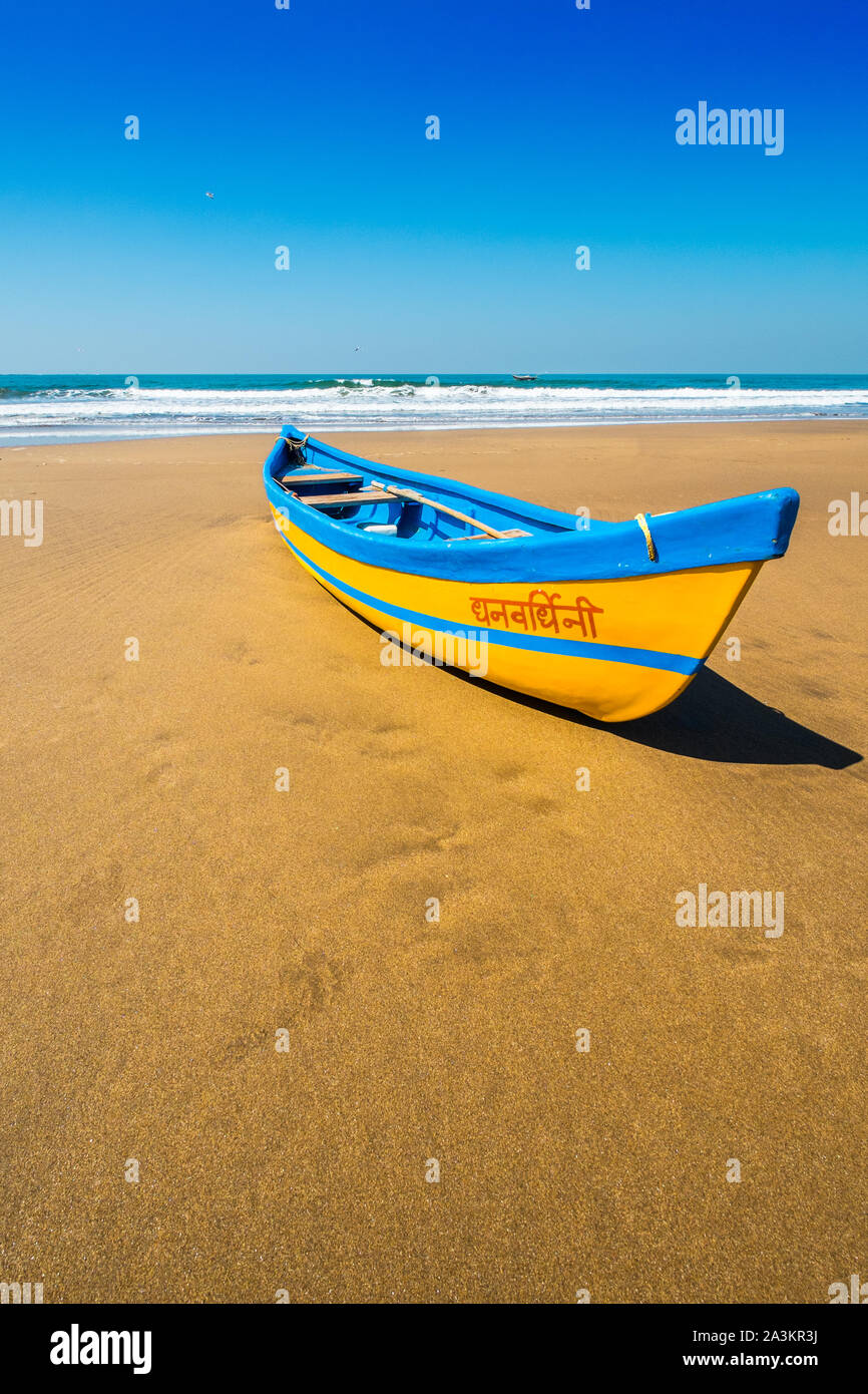 Barca da pesca su una spiaggia deserta sulla costa di India Foto Stock