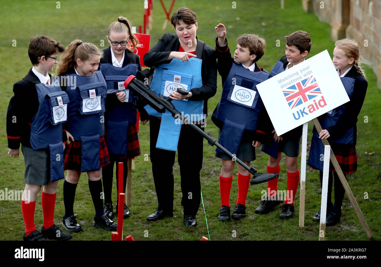 Ruth Davidson prende parte a una de-stazione mineraria workshop con Anno 6 allievi a ESMS Junior School di Edimburgo, durante la ONG Halo Trust è rompere i confini della campagna di raccolta fondi di lancio. Foto Stock