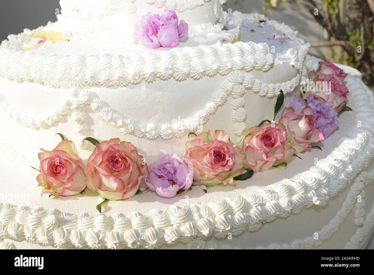 Dettaglio della torta di nozze con panna e zucchero Foto Stock