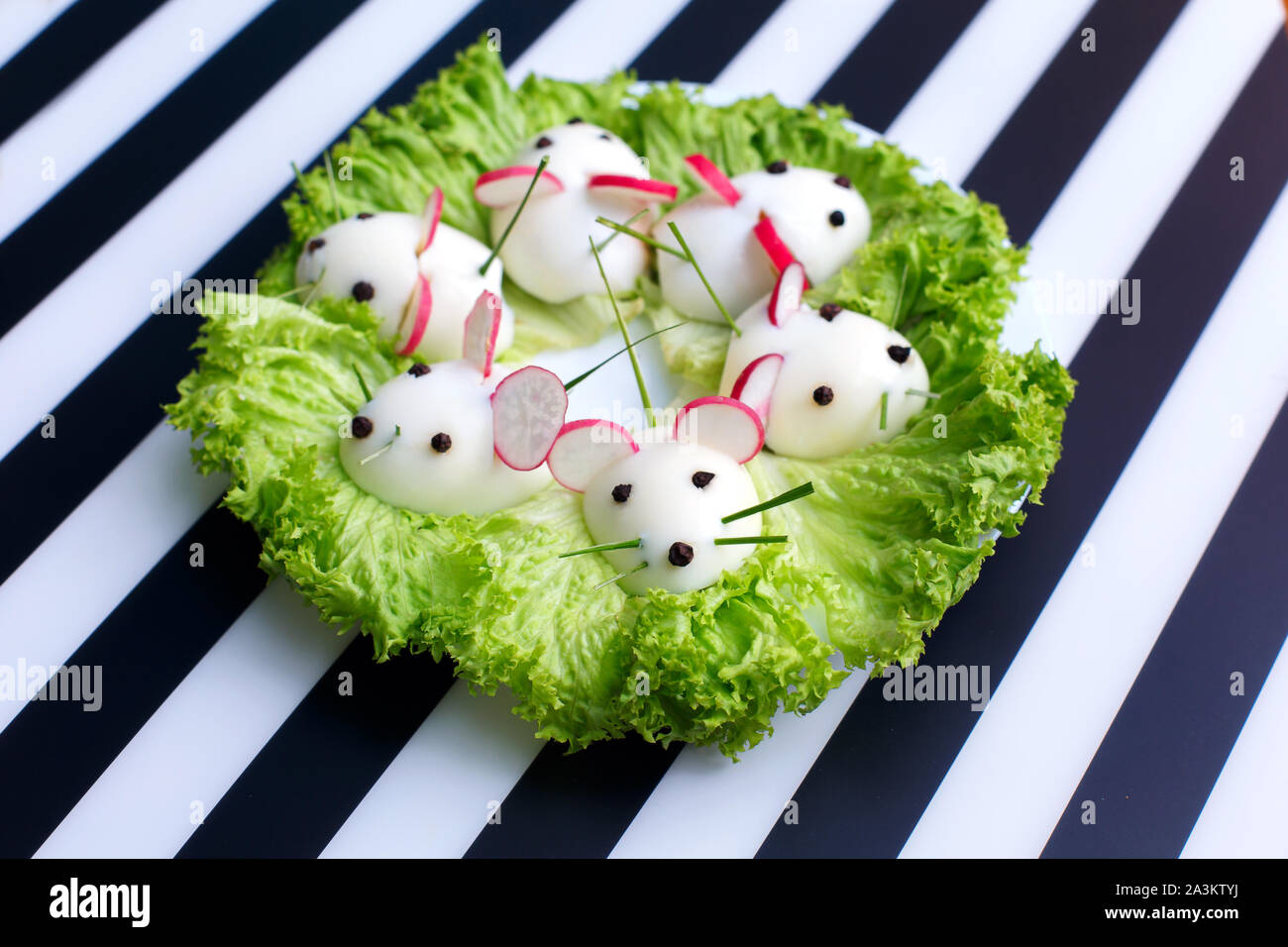 Fun food for kids - uovo sodo topi snack. uova ripiene guardare come mouse sulla piastra. Trend 2020 Foto Stock