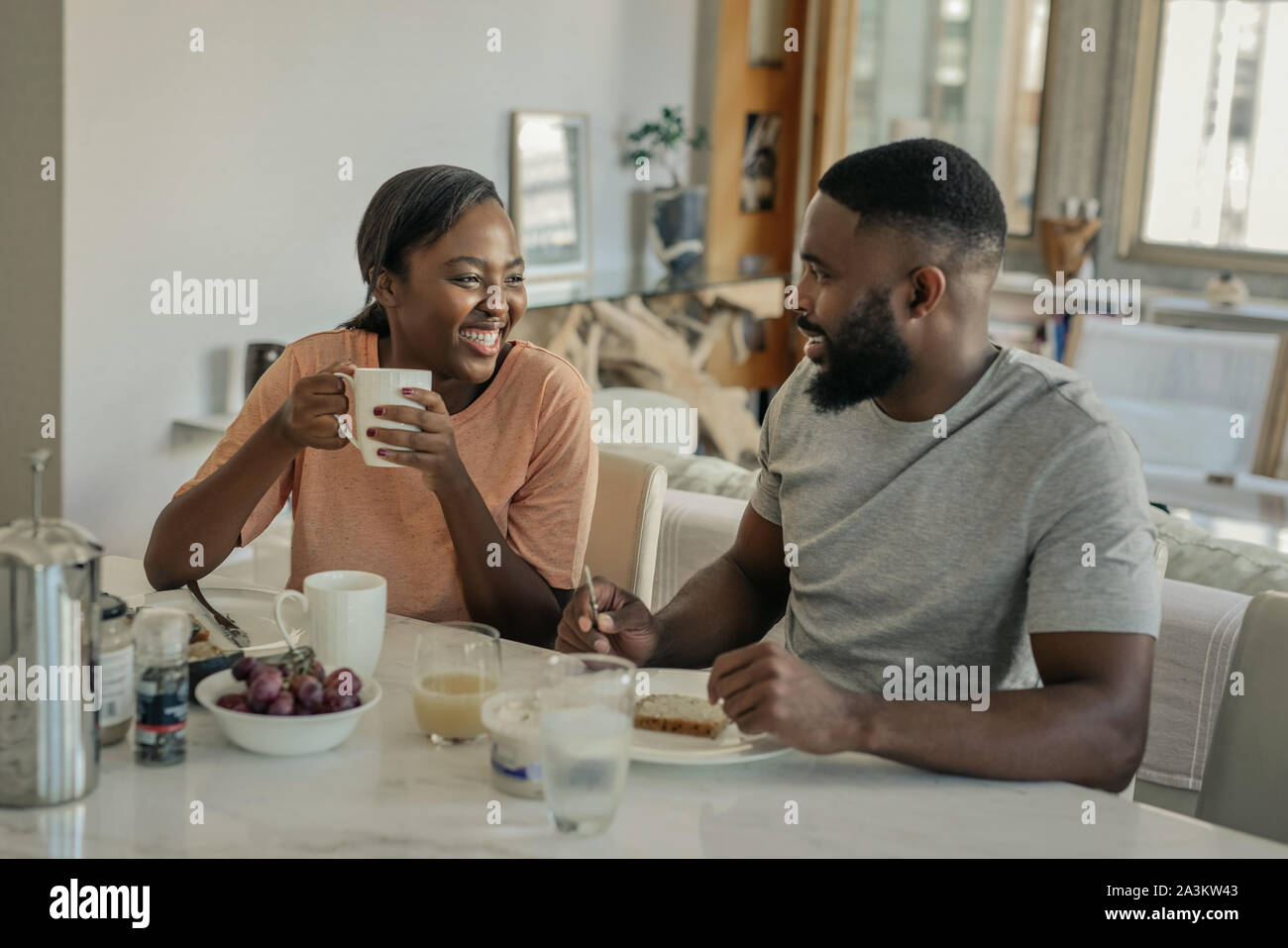 Giovane americano africano giovane ridere insieme oltre la prima colazione Foto Stock