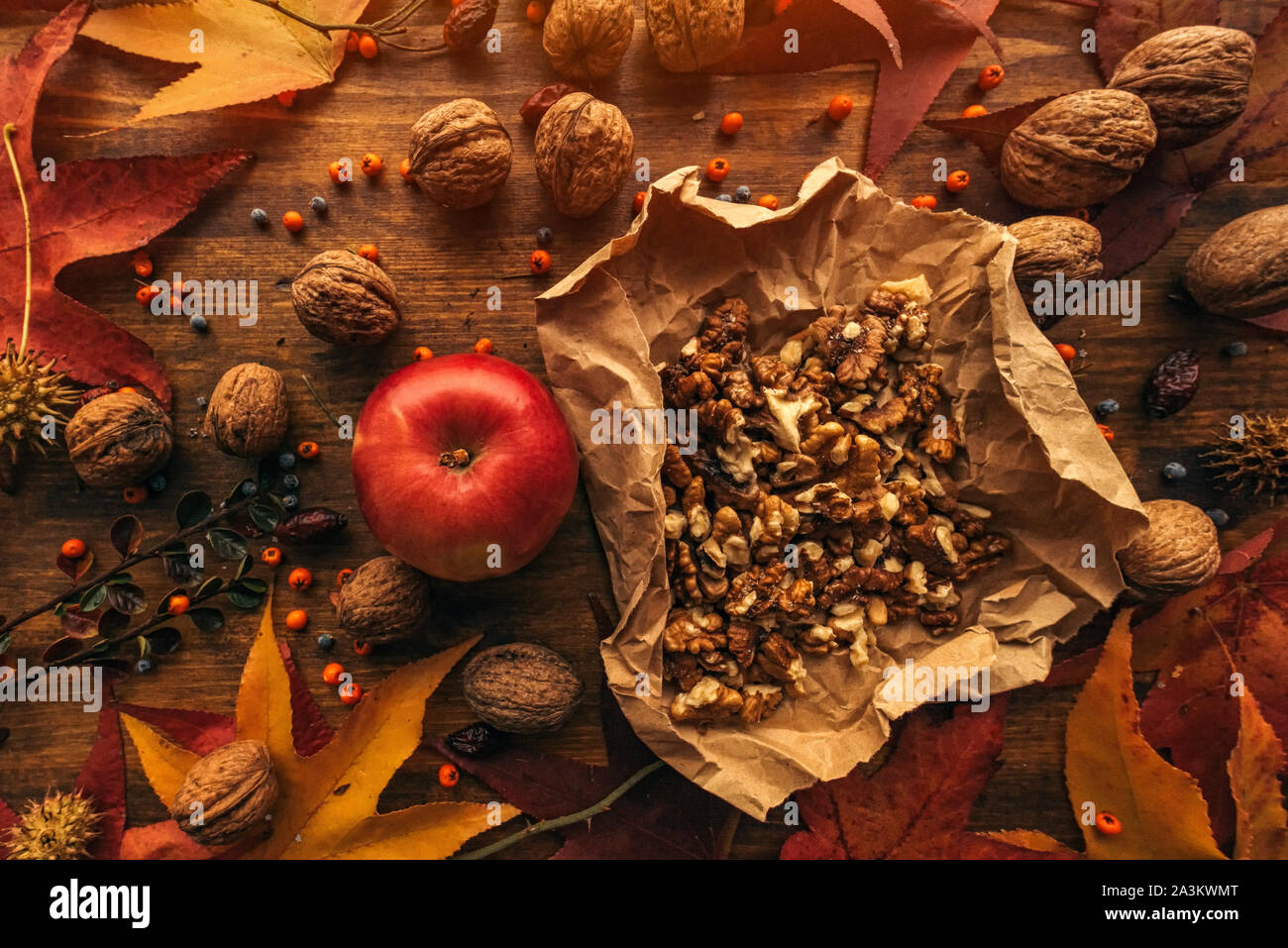 Autunno frutta mele e noci, vista dall'alto, rustico retrò immagine dai toni Foto Stock
