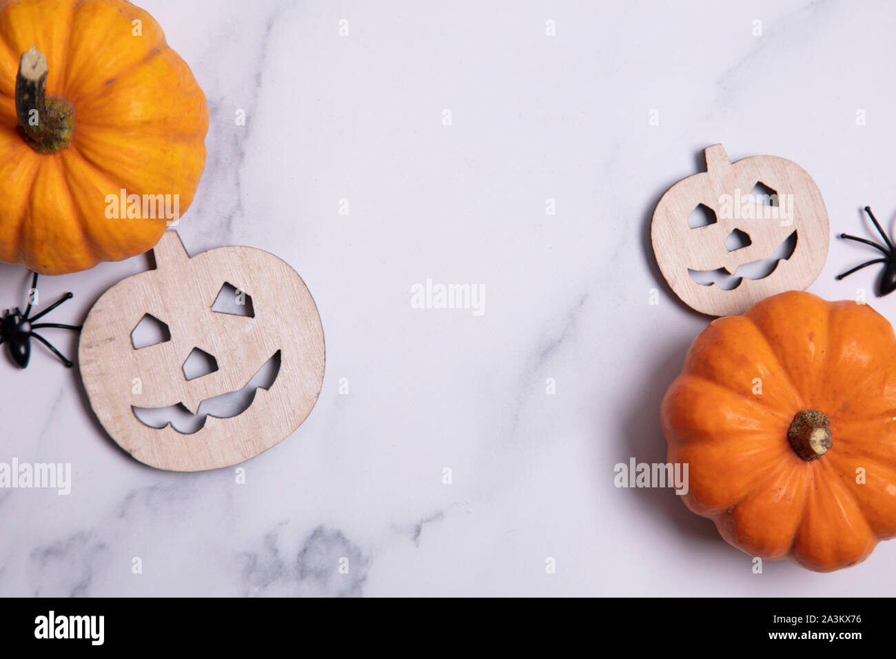 Composizione di halloween. Zucche e ragni su sfondo marmo. laici piatta Foto Stock