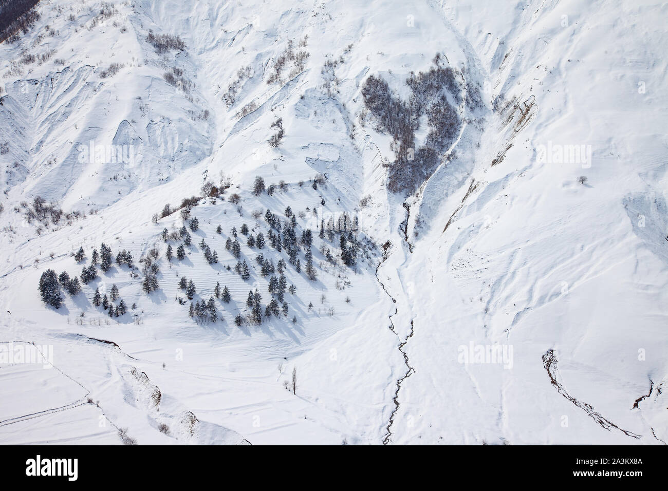 Color pastello nuvoloso umore innevato paesaggio di montagna Foto Stock