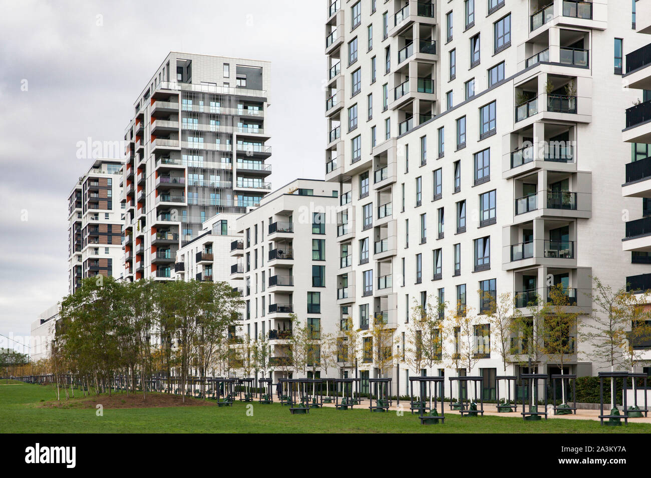 Case sul Toulouser Allee, Quartier Central, quartiere Derendorf, le torri residenziali Pandion Le Grand Tower e Ciel et Terre, Duesseldorf Nord Reno Foto Stock