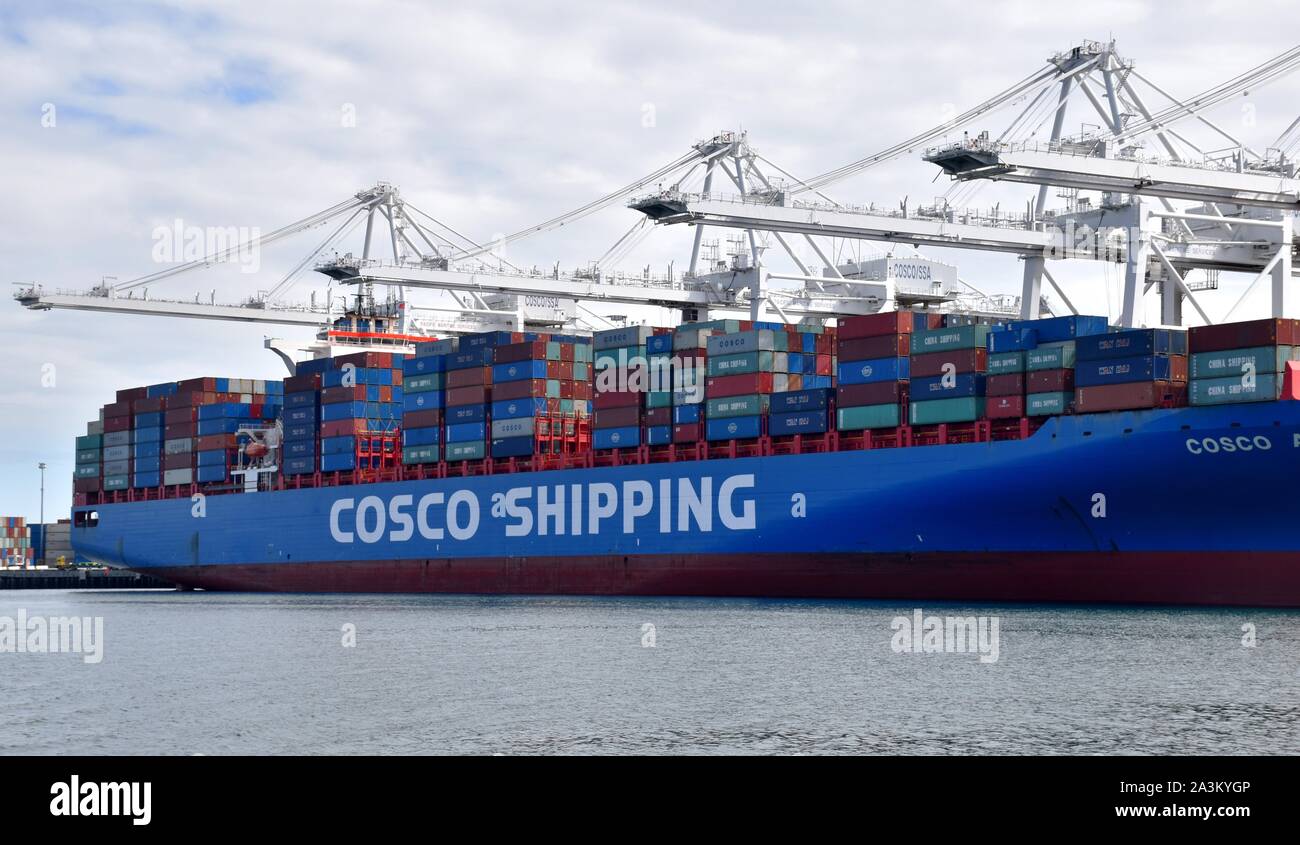 (191009) -- Pechino, il 9 ottobre, 2019 (Xinhua) -- contenitori di China COSCO Shipping Corporation Limited sono visti al Porto di Long Beach nella Contea di Los Angeles, negli Stati Uniti, il 27 febbraio 2019. (Xinhua/Li Ying) Foto Stock