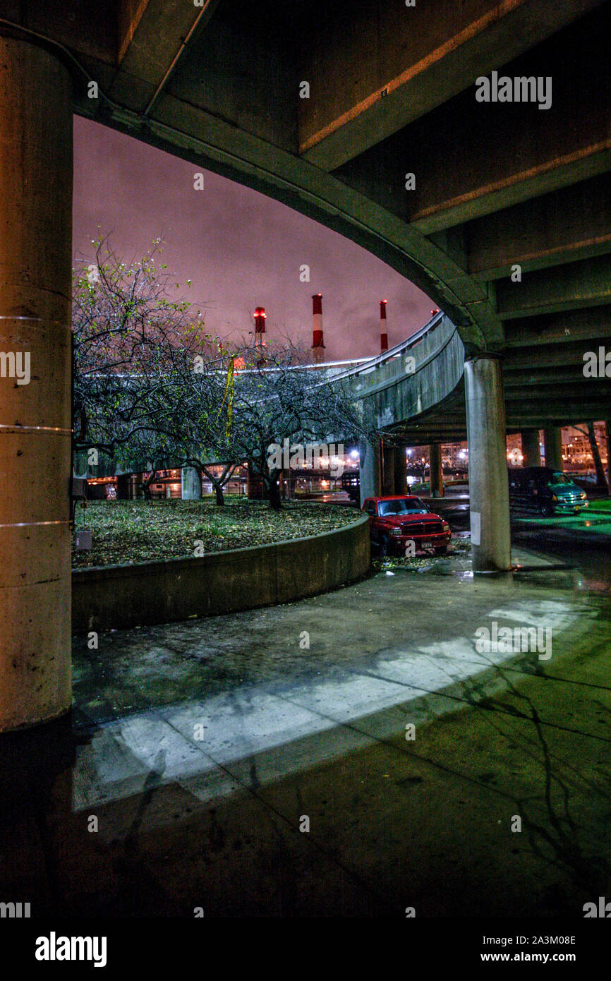 Sulla rampa di lancio per il Roosevelt Island ponte che collega l'isola di Queens. Roosevelt Island, un anacronism in New York, è stato eseguito l'ultimo 35 anni. Ora, l'esperimento sociale si sta aprendo per la privatizzazione. Foto Stock