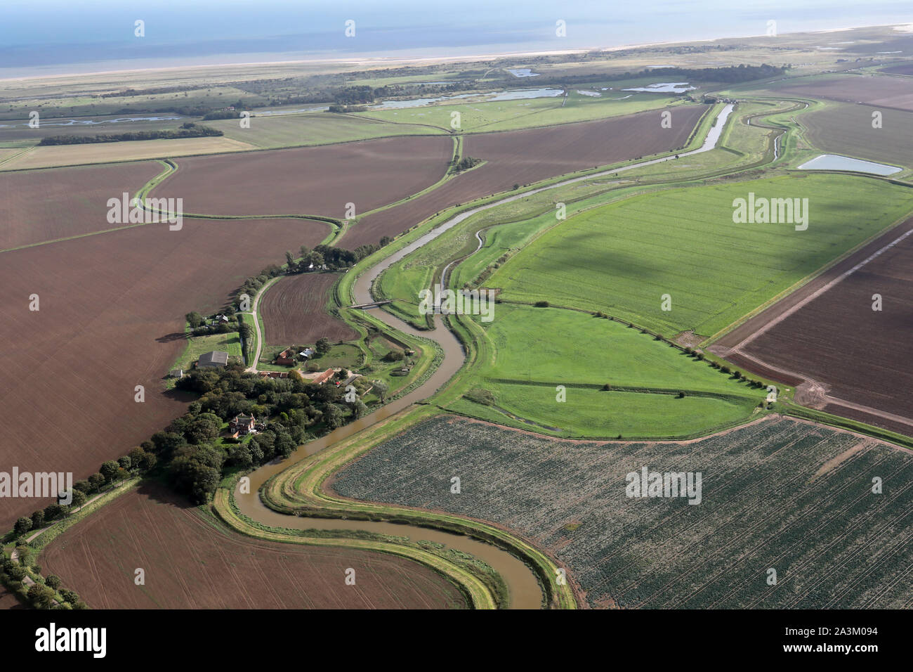 Vista aerea guardando verso sud est lungo la macerazione fiume verso Gibraltar Point Riserva Naturale, Lincolnshire Foto Stock