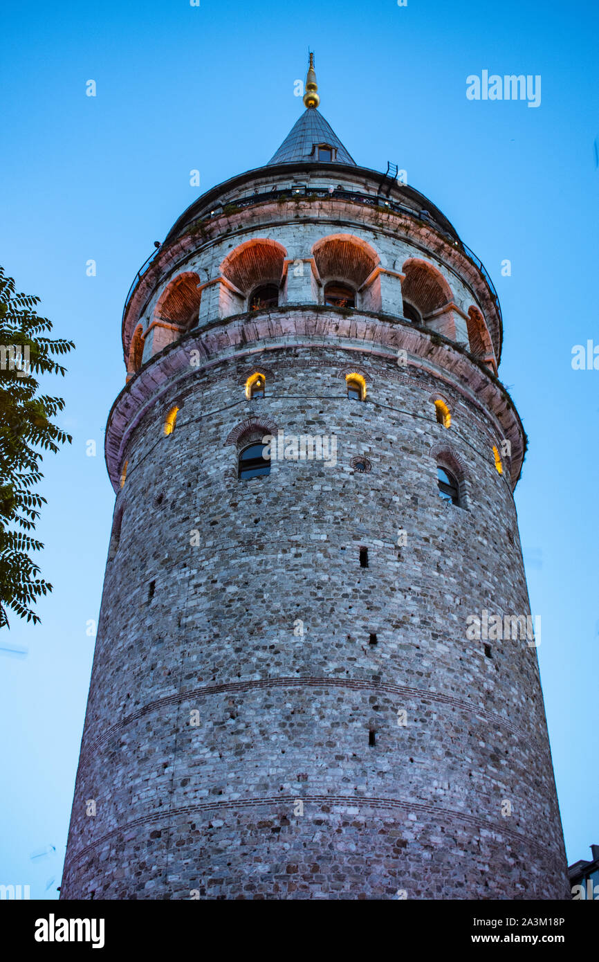 Istanbul, Turchia: Torre Galata (Galata Kulesi o Christea Turris), il famoso medievale torre in pietra costruito dai Genovesi nel 1348 nel quartiere Karakoy Foto Stock